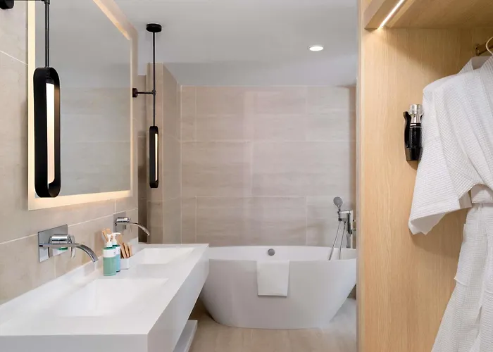Novotel Platinum Pratunam Hotel 4*